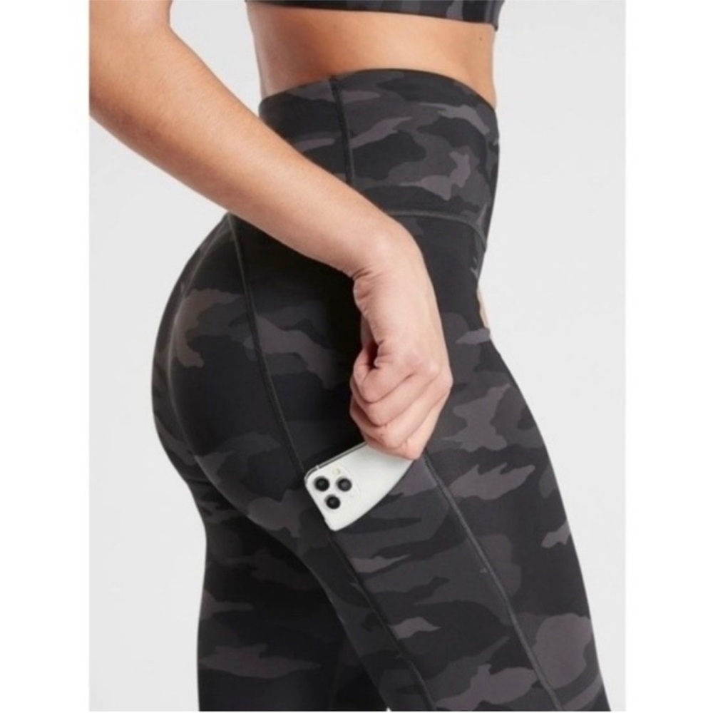 Athleta Ultimate Camo 7/8 leggings tights in Medium black - like new